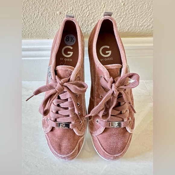 G BY GUESS WOMEN’S MALLORY PINK VELVET SNEAKERS- SIZE 8.5 - Picture 5 of 9